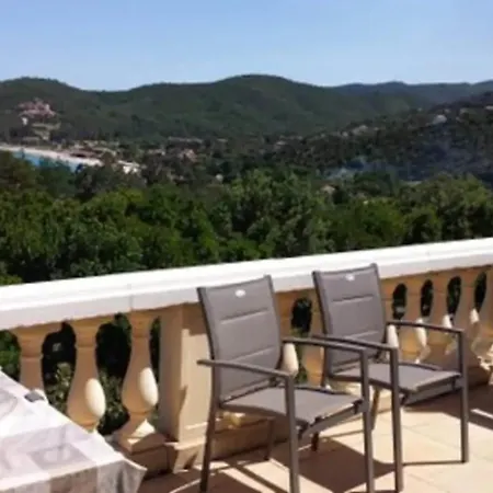 De 2 A A 700 M De La Avec Vue Sur La Piscine Privee Et Jardin Clos 酒店 4*
