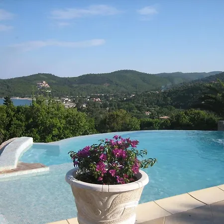 De 2 A A 700 M De La Avec Vue Sur La Piscine Privee Et Jardin Clos 4*