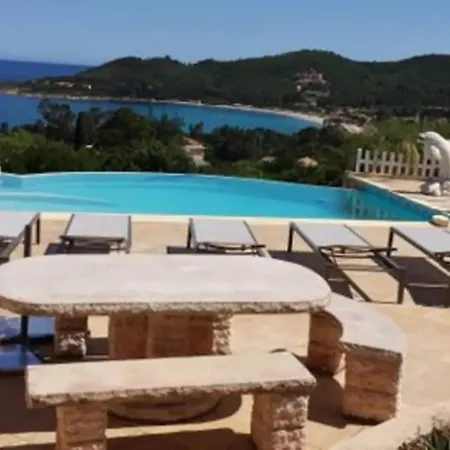 De 2 A A 700 M De La Avec Vue Sur La Piscine Privee Et Jardin Clos