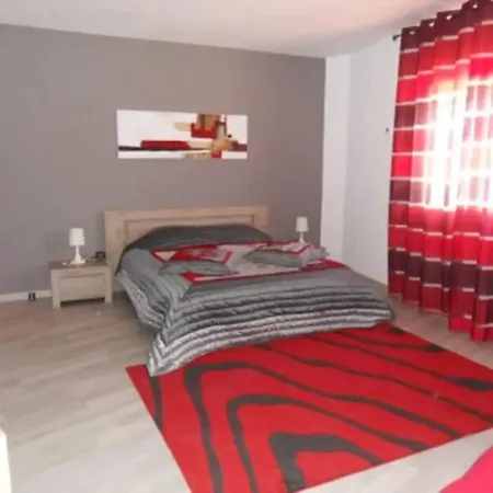 Otel De 2 A A 700 M De La Avec Vue Sur La Piscine Privee Et Jardin Clos